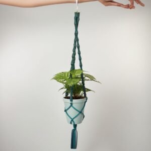 Niebieska wisząca doniczka makrama